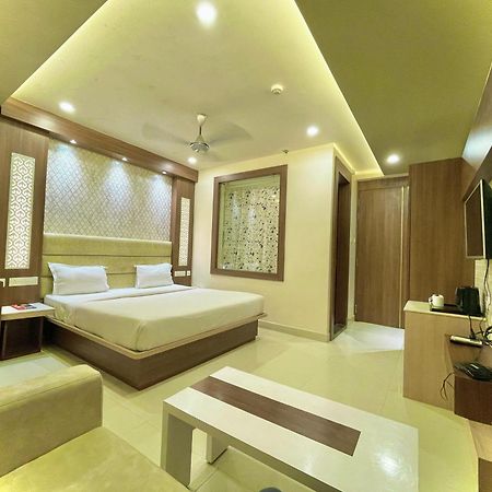 Hotel Kuber Palace ! Puri Near-Sea-Beach-And-Temple Fully-Air-Conditioned-Hotel With-Lift-And-Parking-Facility エクステリア 写真