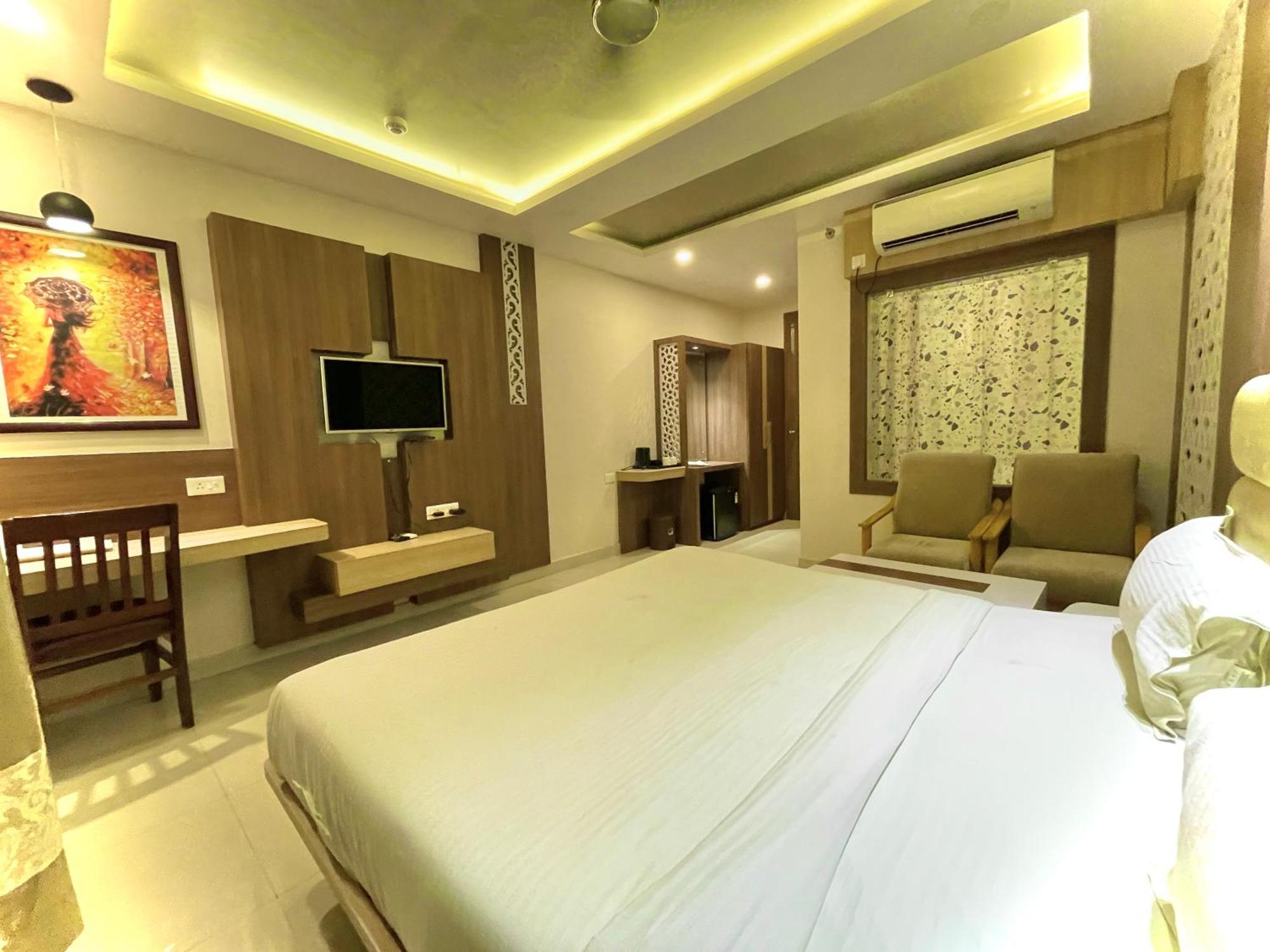 Hotel Kuber Palace ! Puri Near-Sea-Beach-And-Temple Fully-Air-Conditioned-Hotel With-Lift-And-Parking-Facility エクステリア 写真