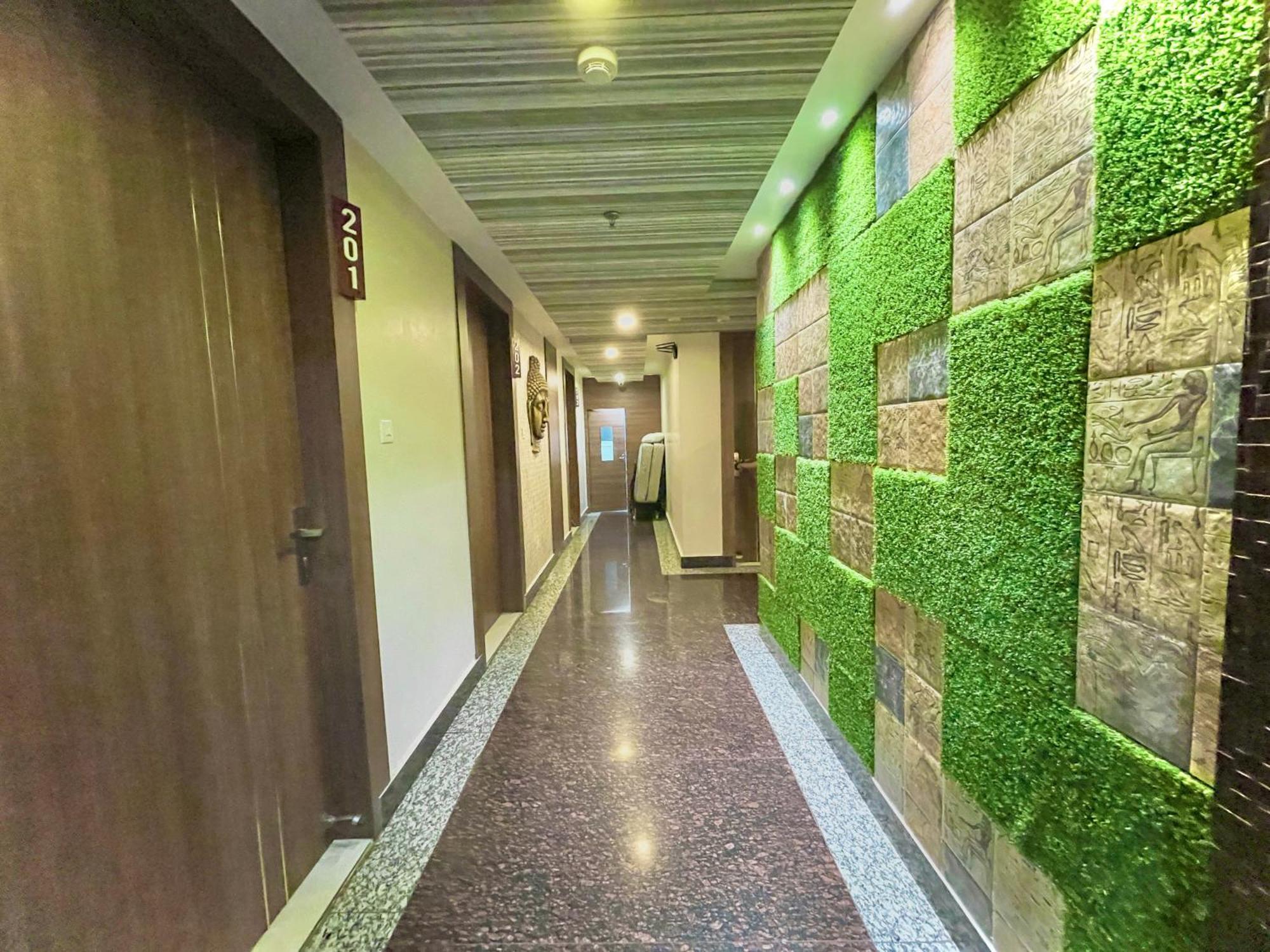 Hotel Kuber Palace ! Puri Near-Sea-Beach-And-Temple Fully-Air-Conditioned-Hotel With-Lift-And-Parking-Facility エクステリア 写真