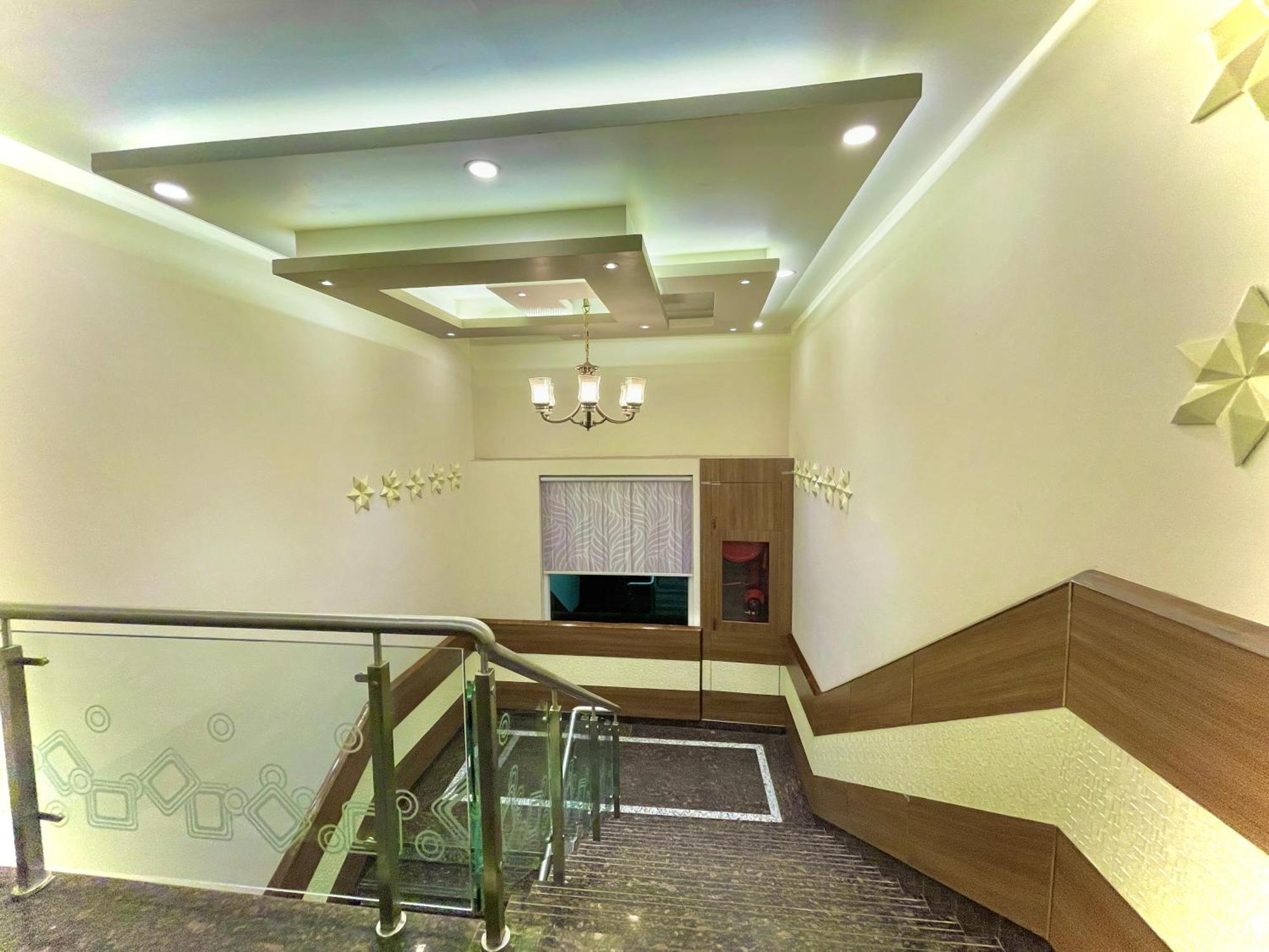 Hotel Kuber Palace ! Puri Near-Sea-Beach-And-Temple Fully-Air-Conditioned-Hotel With-Lift-And-Parking-Facility エクステリア 写真