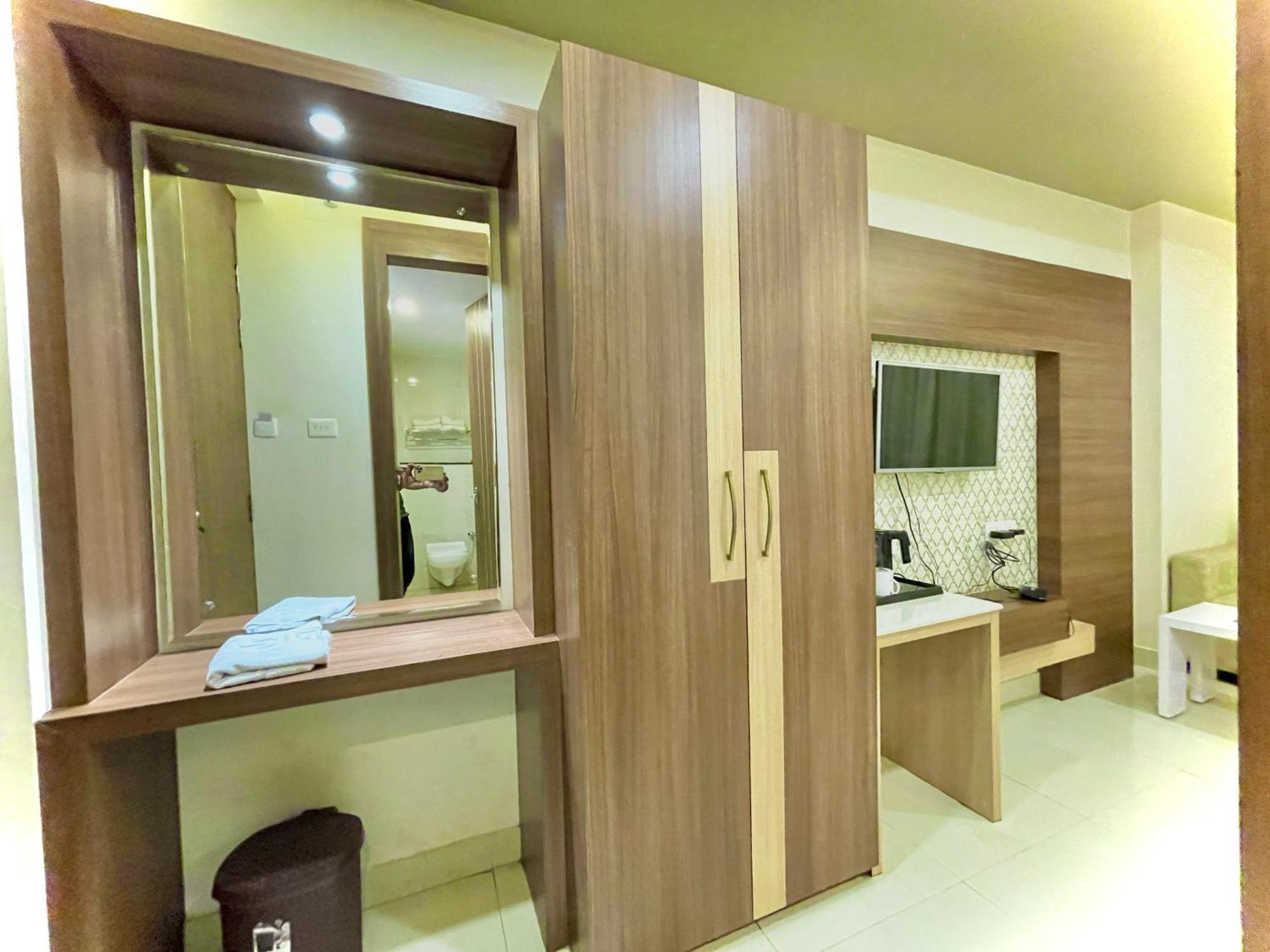 Hotel Kuber Palace ! Puri Near-Sea-Beach-And-Temple Fully-Air-Conditioned-Hotel With-Lift-And-Parking-Facility エクステリア 写真