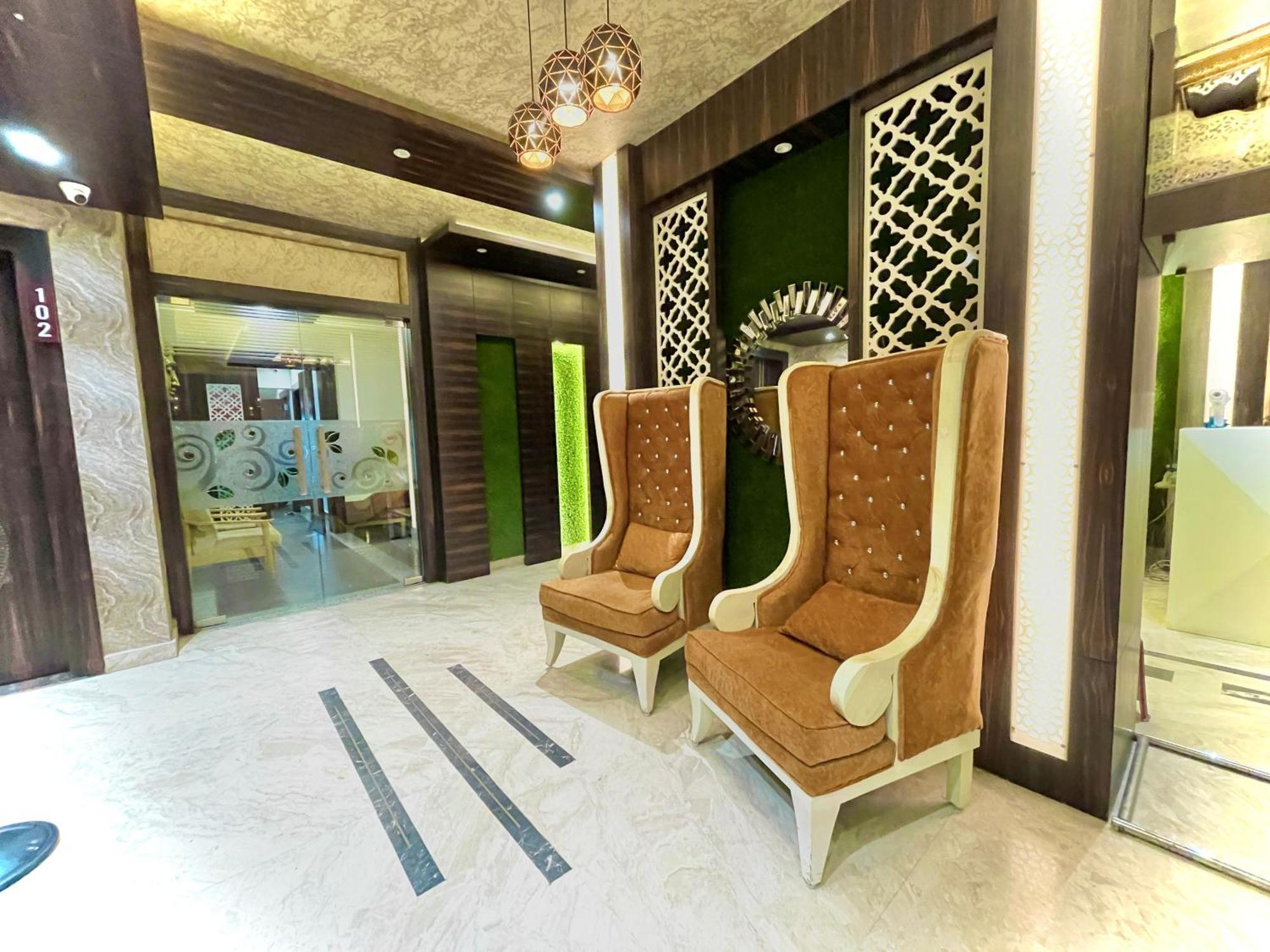 Hotel Kuber Palace ! Puri Near-Sea-Beach-And-Temple Fully-Air-Conditioned-Hotel With-Lift-And-Parking-Facility エクステリア 写真