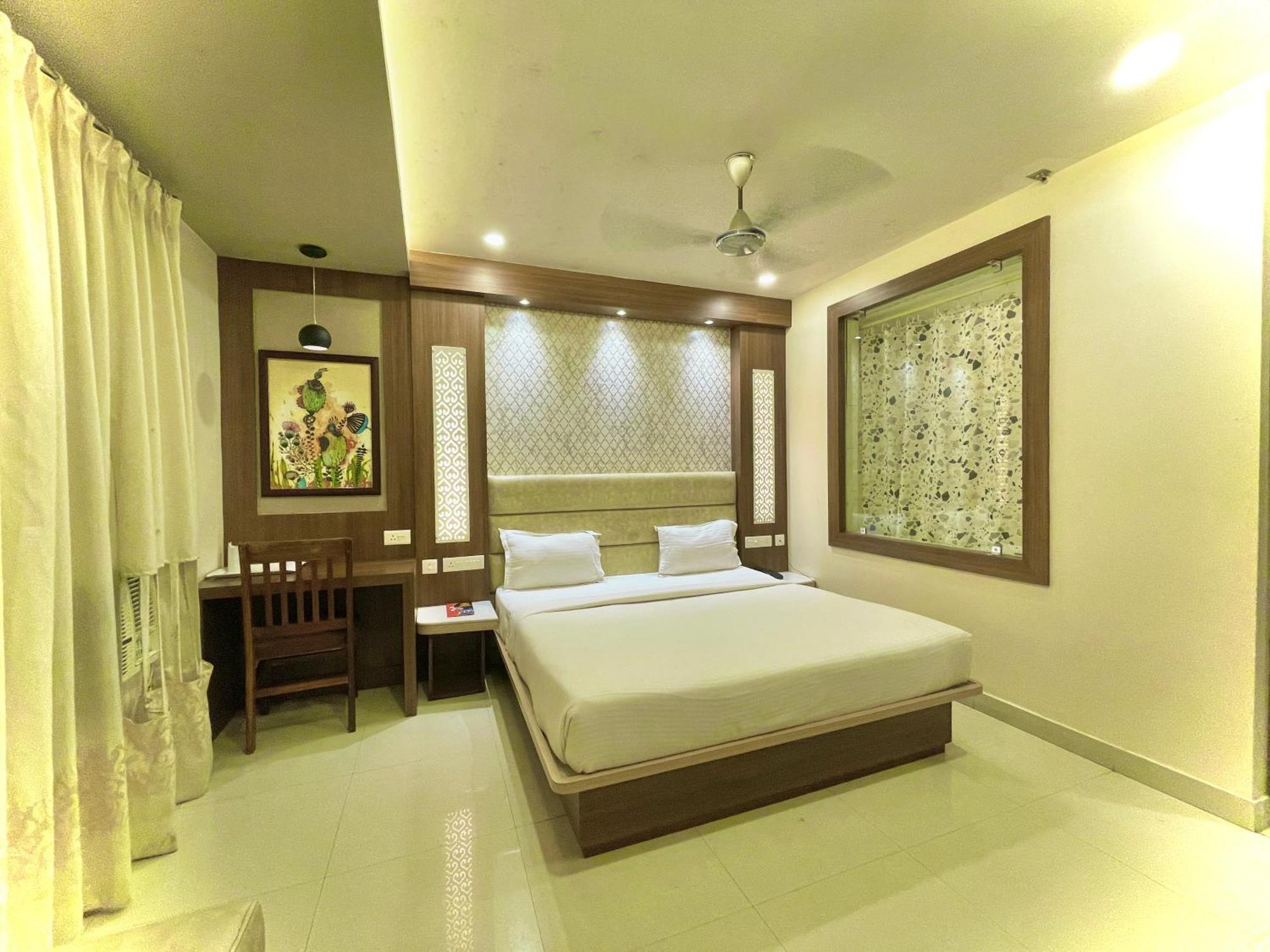 Hotel Kuber Palace ! Puri Near-Sea-Beach-And-Temple Fully-Air-Conditioned-Hotel With-Lift-And-Parking-Facility エクステリア 写真