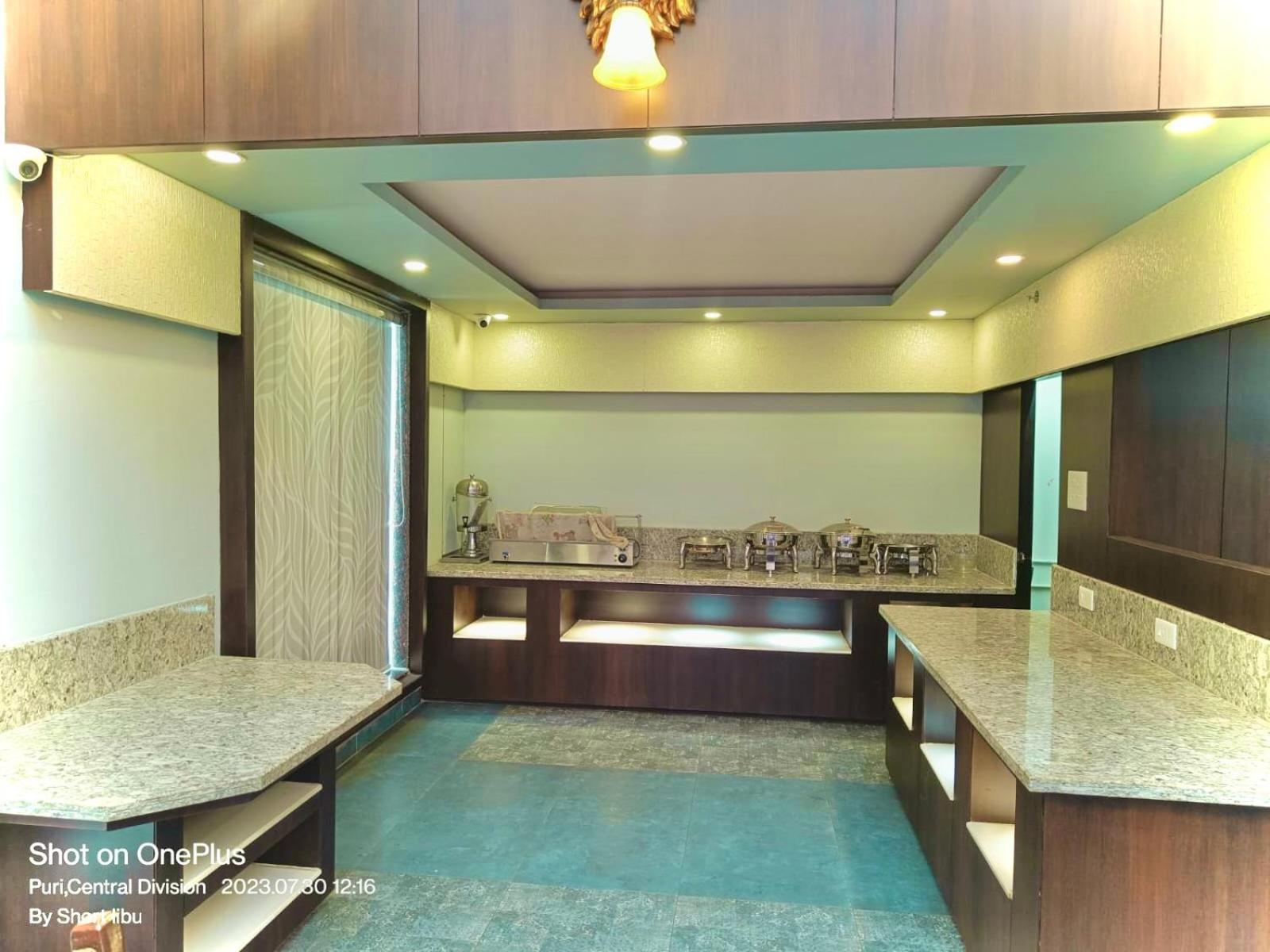 Hotel Kuber Palace ! Puri Near-Sea-Beach-And-Temple Fully-Air-Conditioned-Hotel With-Lift-And-Parking-Facility エクステリア 写真