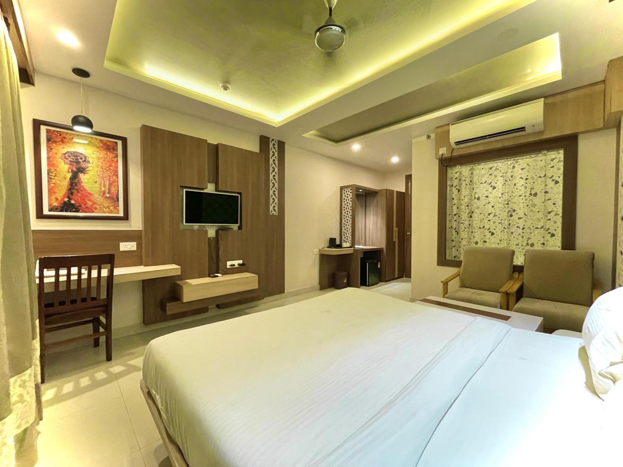 Hotel Kuber Palace ! Puri Near-Sea-Beach-And-Temple Fully-Air-Conditioned-Hotel With-Lift-And-Parking-Facility エクステリア 写真