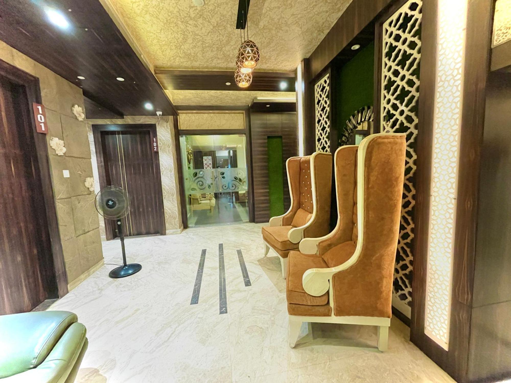 Hotel Kuber Palace ! Puri Near-Sea-Beach-And-Temple Fully-Air-Conditioned-Hotel With-Lift-And-Parking-Facility エクステリア 写真