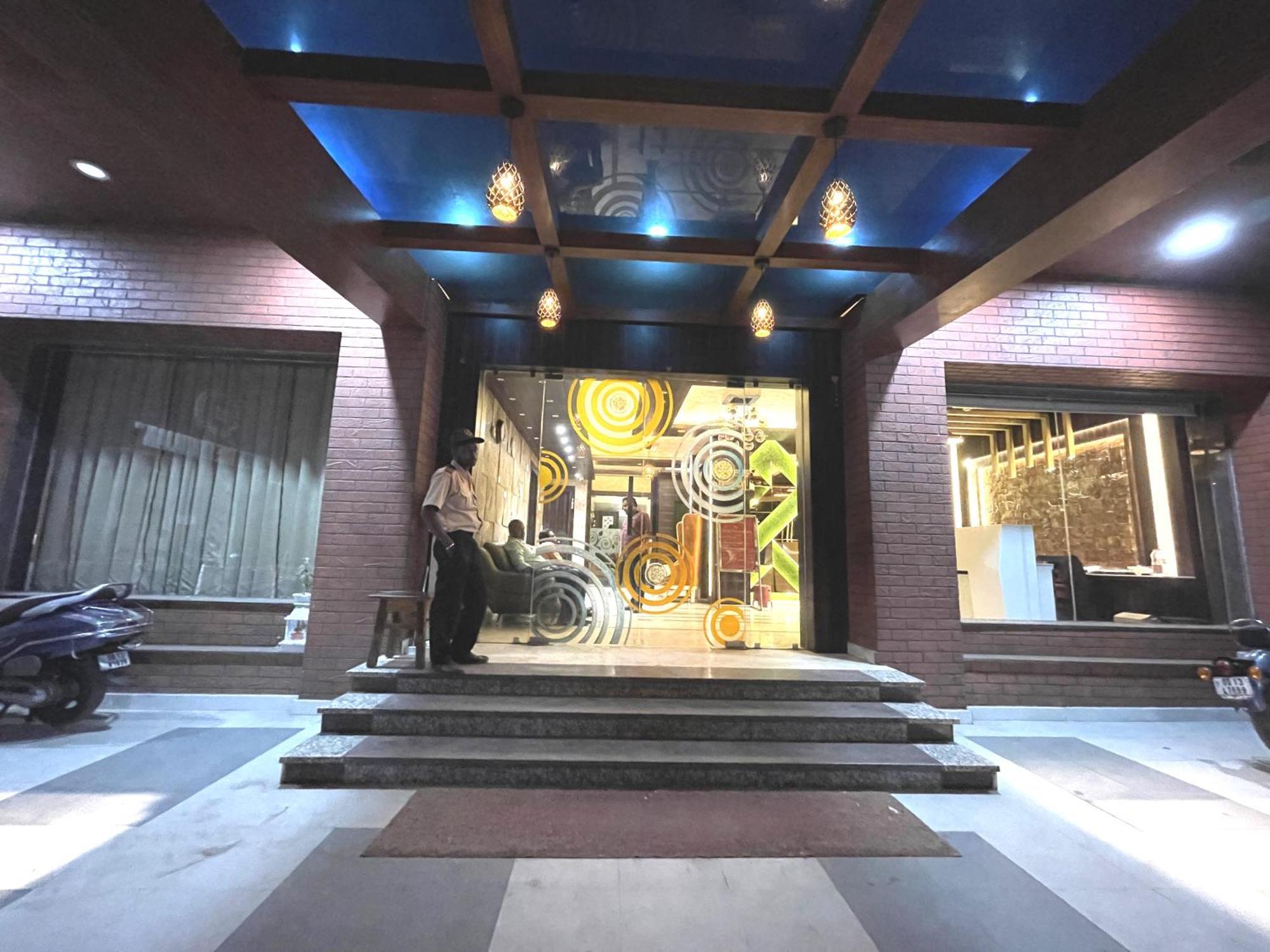 Hotel Kuber Palace ! Puri Near-Sea-Beach-And-Temple Fully-Air-Conditioned-Hotel With-Lift-And-Parking-Facility エクステリア 写真