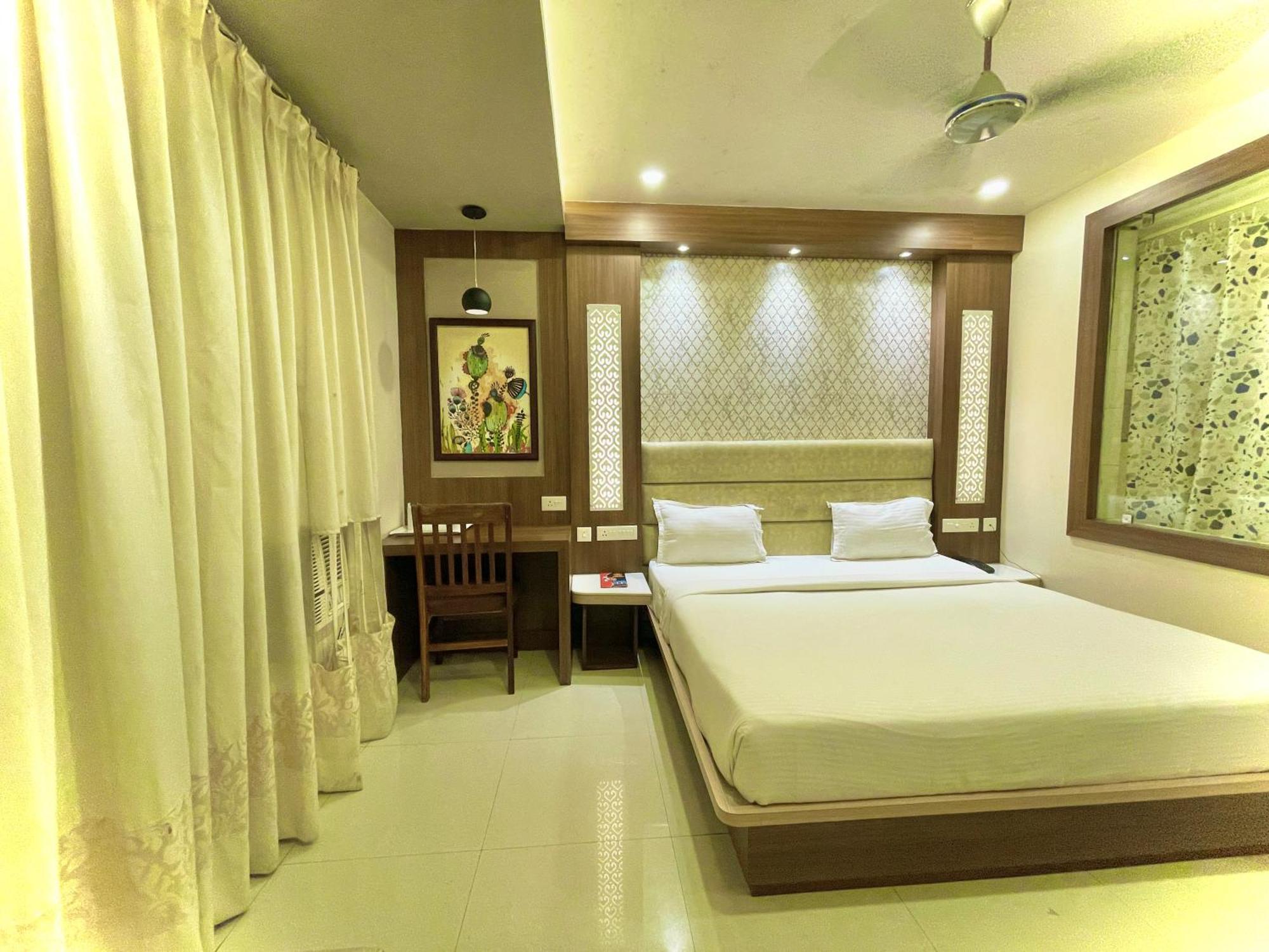 Hotel Kuber Palace ! Puri Near-Sea-Beach-And-Temple Fully-Air-Conditioned-Hotel With-Lift-And-Parking-Facility エクステリア 写真