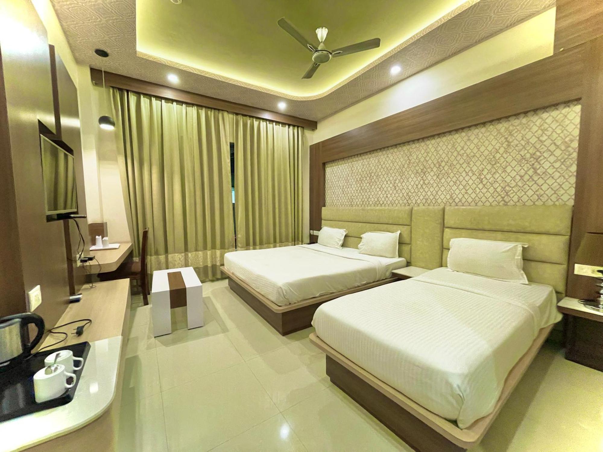 Hotel Kuber Palace ! Puri Near-Sea-Beach-And-Temple Fully-Air-Conditioned-Hotel With-Lift-And-Parking-Facility エクステリア 写真