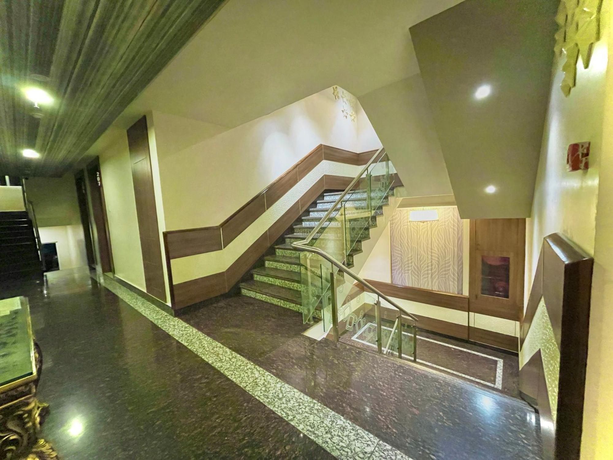 Hotel Kuber Palace ! Puri Near-Sea-Beach-And-Temple Fully-Air-Conditioned-Hotel With-Lift-And-Parking-Facility エクステリア 写真