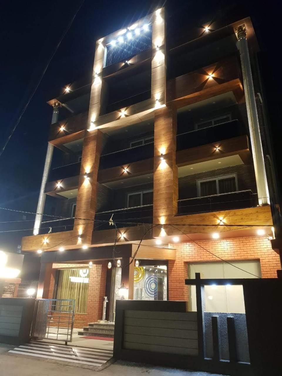 Hotel Kuber Palace ! Puri Near-Sea-Beach-And-Temple Fully-Air-Conditioned-Hotel With-Lift-And-Parking-Facility エクステリア 写真