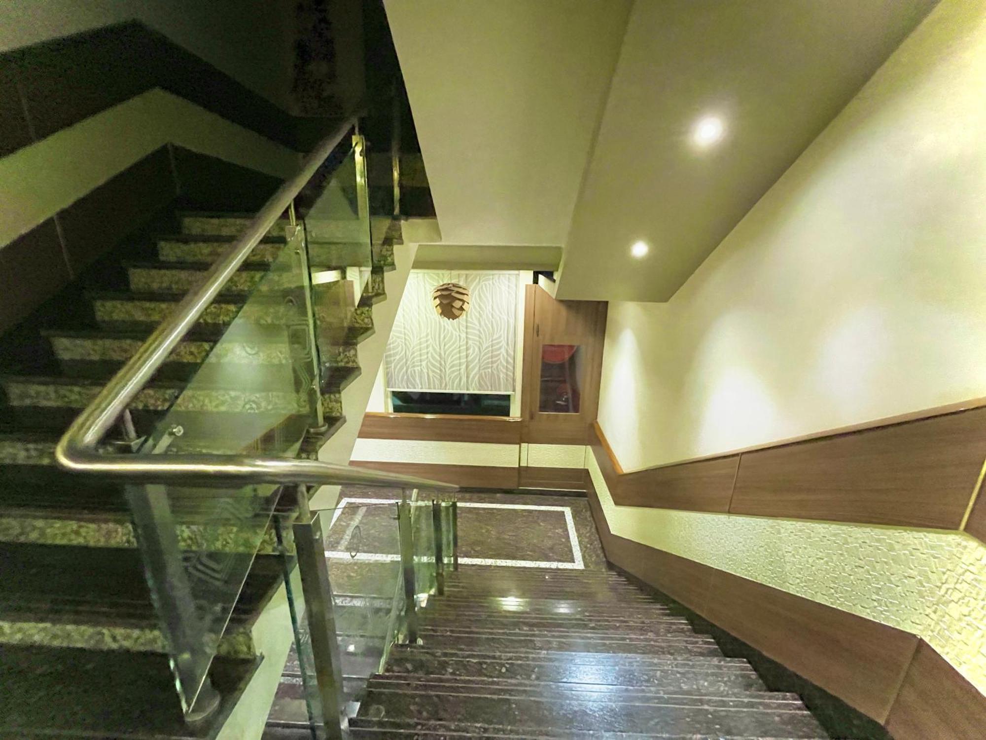 Hotel Kuber Palace ! Puri Near-Sea-Beach-And-Temple Fully-Air-Conditioned-Hotel With-Lift-And-Parking-Facility エクステリア 写真