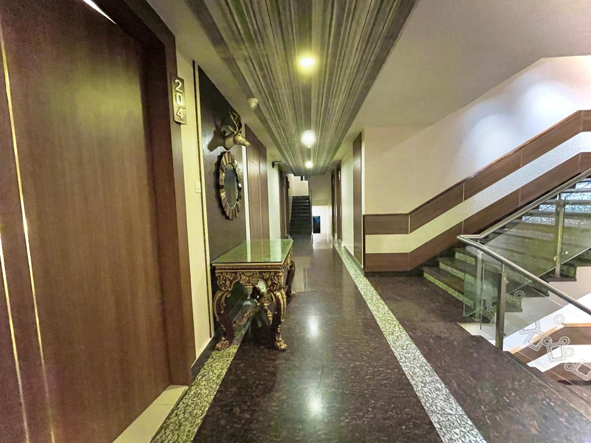 Hotel Kuber Palace ! Puri Near-Sea-Beach-And-Temple Fully-Air-Conditioned-Hotel With-Lift-And-Parking-Facility エクステリア 写真