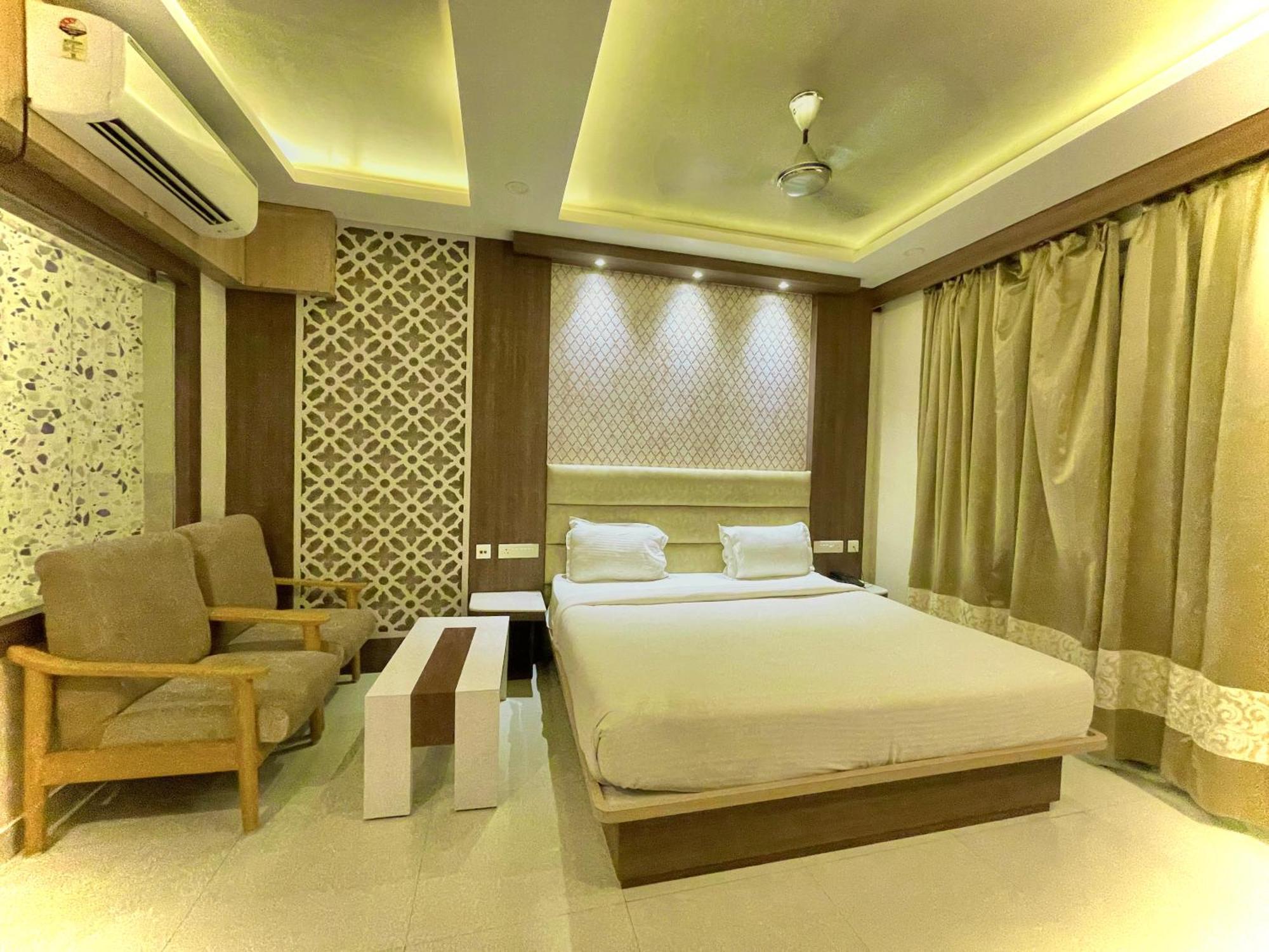 Hotel Kuber Palace ! Puri Near-Sea-Beach-And-Temple Fully-Air-Conditioned-Hotel With-Lift-And-Parking-Facility エクステリア 写真