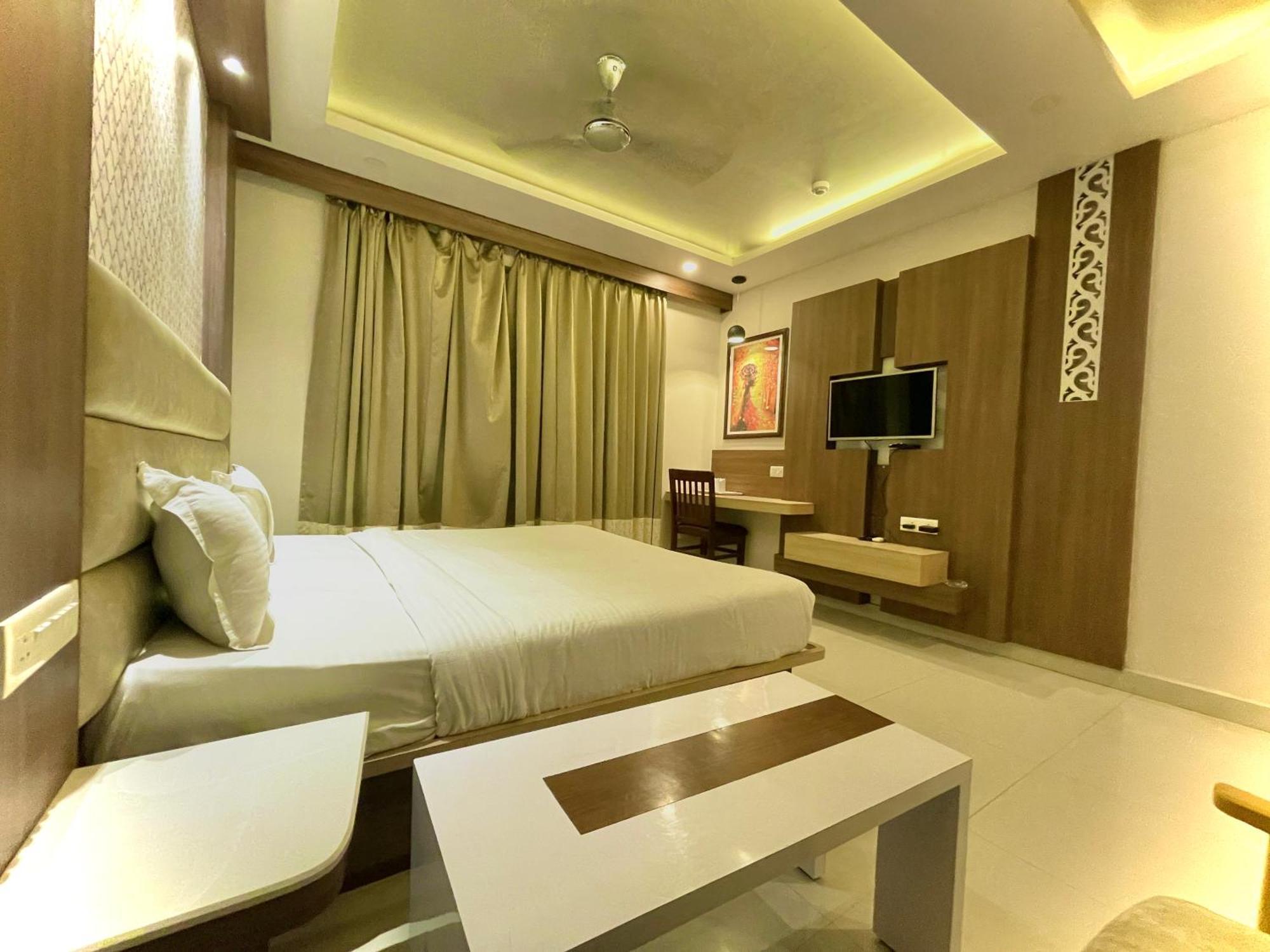 Hotel Kuber Palace ! Puri Near-Sea-Beach-And-Temple Fully-Air-Conditioned-Hotel With-Lift-And-Parking-Facility エクステリア 写真