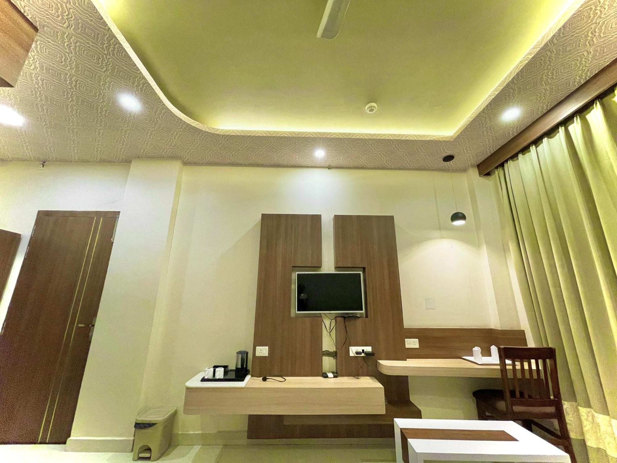 Hotel Kuber Palace ! Puri Near-Sea-Beach-And-Temple Fully-Air-Conditioned-Hotel With-Lift-And-Parking-Facility エクステリア 写真